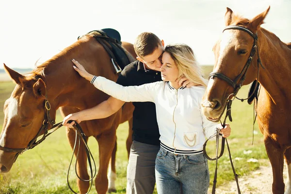 Couple with horses — Stock Photo, Image