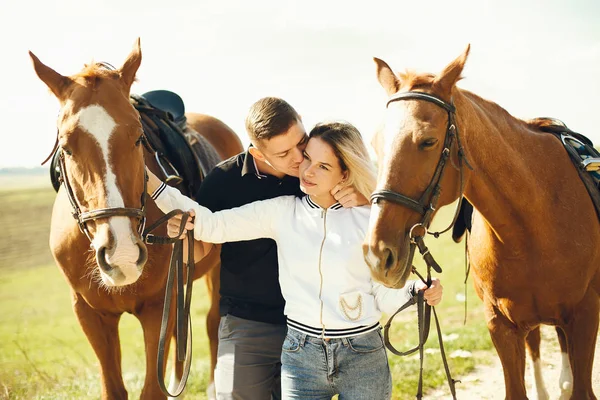 Couple avec chevaux — Photo