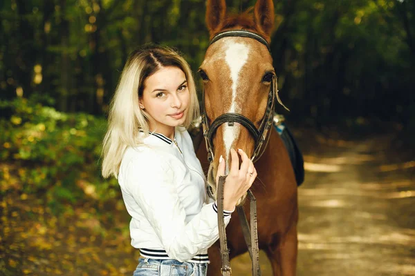 Vrouw met paarden — Stockfoto