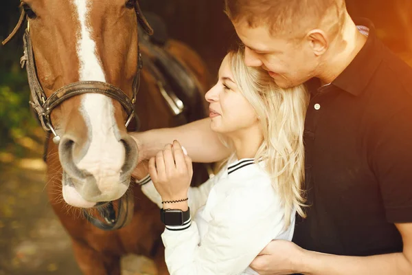 Couple avec chevaux — Photo