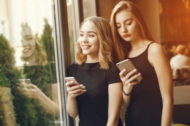 telefon ile kız