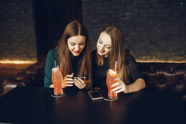 Chicas con cócteles — Foto de Stock