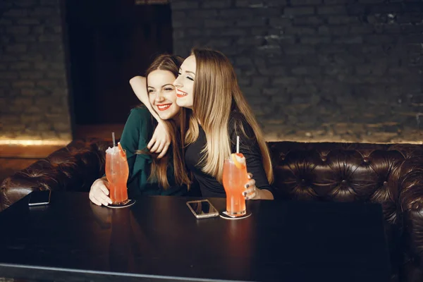Mädchen mit Cocktails — Stockfoto
