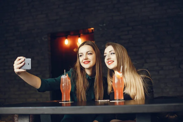 Ragazze con cocktail — Foto Stock