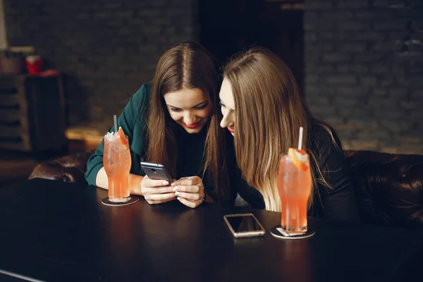 Chicas con cócteles — Foto de Stock