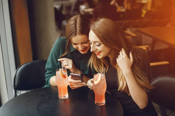 Chicas con cócteles — Foto de Stock