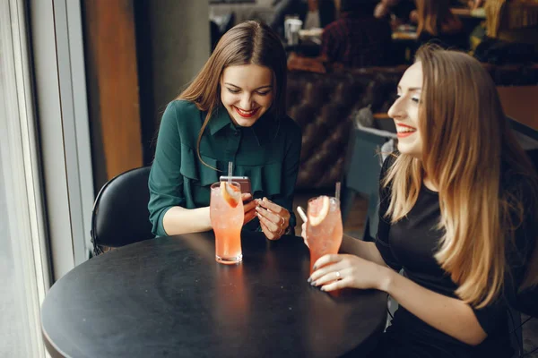 Chicas con cócteles — Foto de Stock