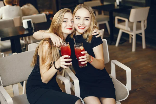 Flickor med cocktails — Stockfoto