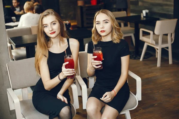 Filles avec des cocktails — Photo