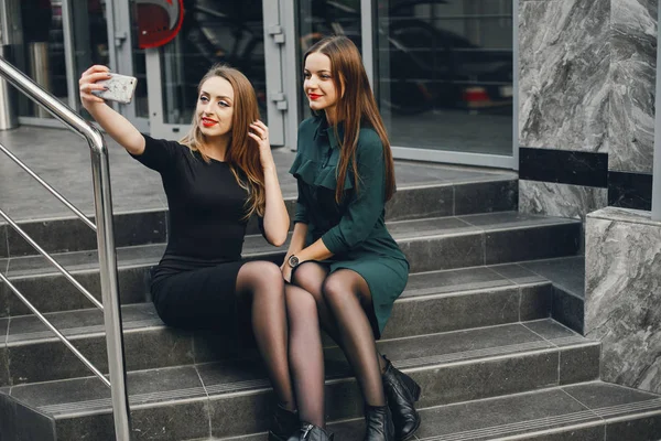 Chicas con teléfono — Foto de Stock