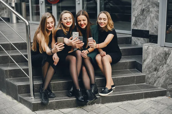 Chicas con teléfono — Foto de Stock