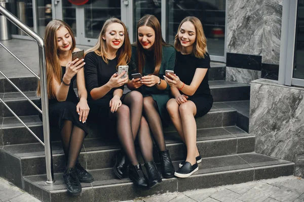 Meninas com telefone — Fotografia de Stock