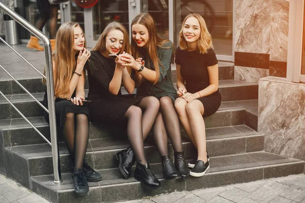 Flickor med telefonen — Stockfoto