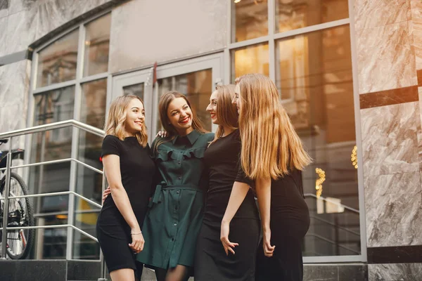 Mädchen in der Stadt — Stockfoto