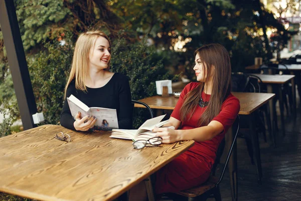 Filles avec des livres — Photo