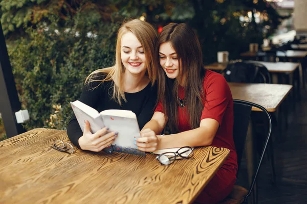 Filles avec des livres — Photo