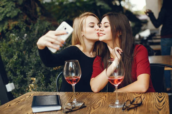 Dívky s vínem — Stock fotografie
