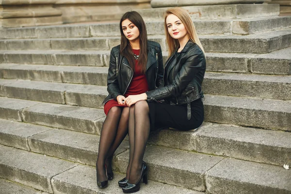 Chicas en la ciudad —  Fotos de Stock