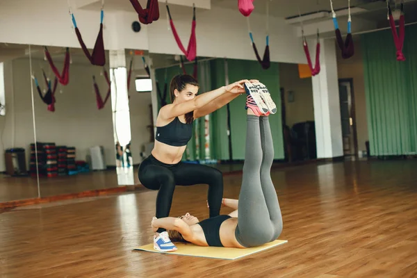 Chicas en un gimnasio — Foto de Stock