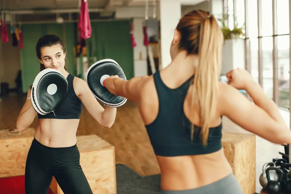 Meisjes in een sportschool — Stockfoto