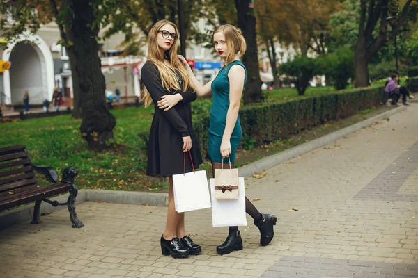 Filles avec des paquets — Photo