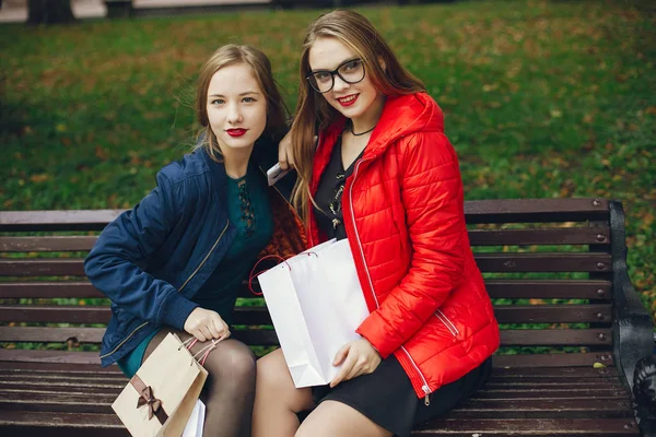 Meisjes met pakketten — Stockfoto