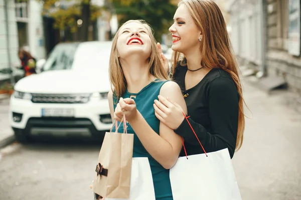 Meninas com pacotes — Fotografia de Stock