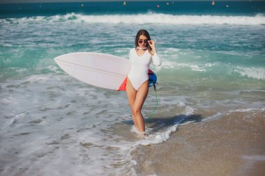 sörf tahtası ile kız