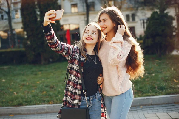 Chicas en una ciudad —  Fotos de Stock