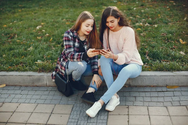 Ragazze in una città — Foto Stock