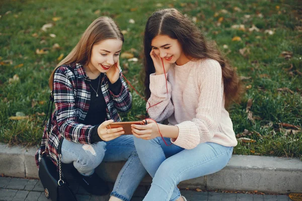 Girls in a city — Stock Photo, Image