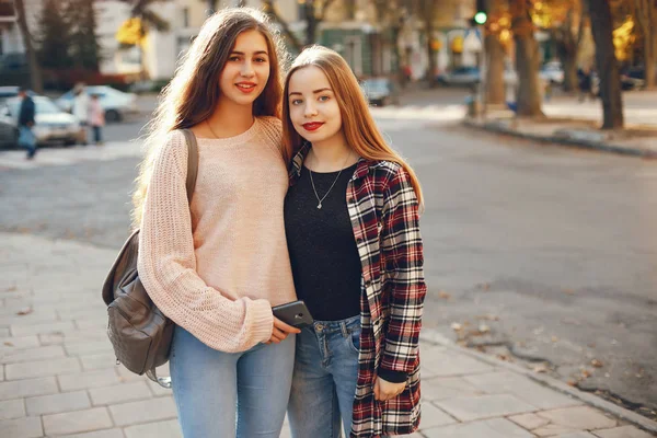Chicas en una ciudad — Foto de Stock
