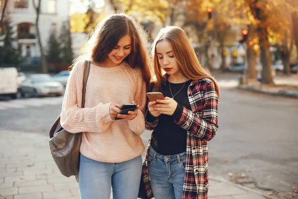 Ragazze in una città — Foto Stock