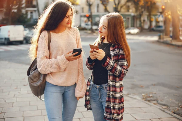 Ragazze in una città — Foto Stock