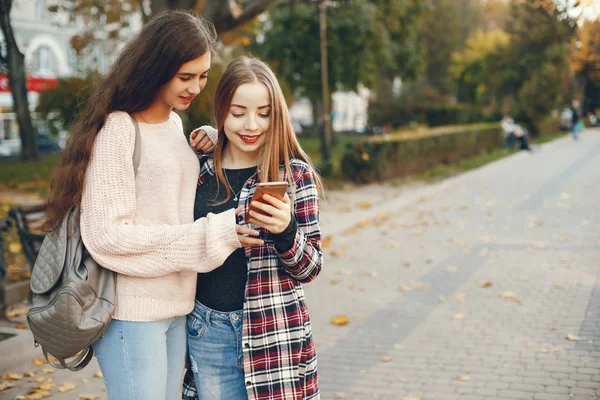 Filles dans une ville — Photo