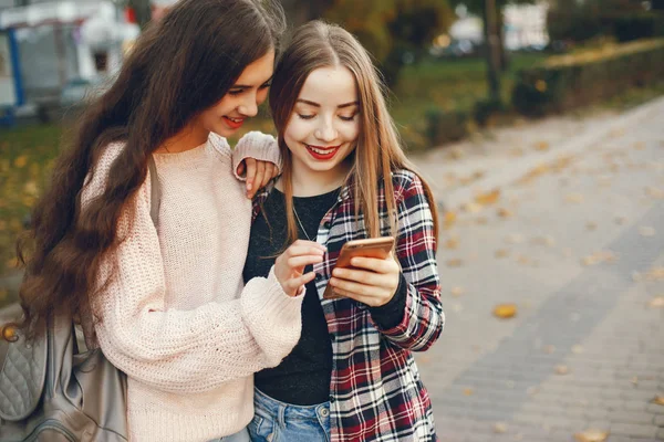 Chicas en una ciudad —  Fotos de Stock