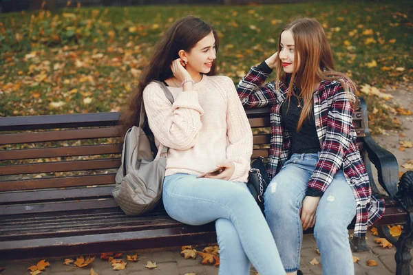 Ragazze in una città — Foto Stock