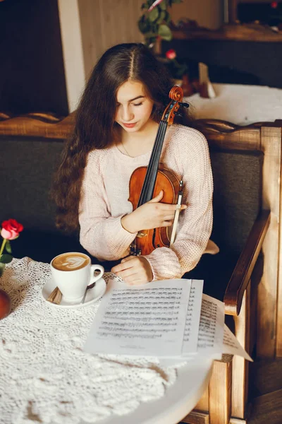 Menina com violino — Fotografia de Stock