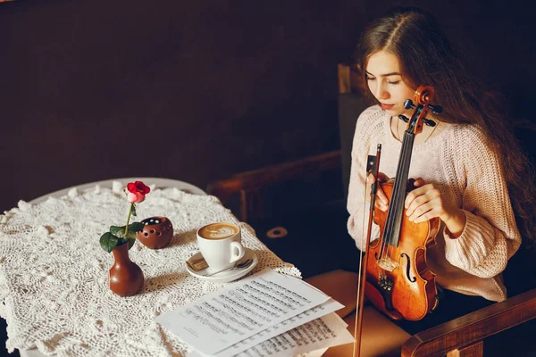 Menina com violino — Fotografia de Stock