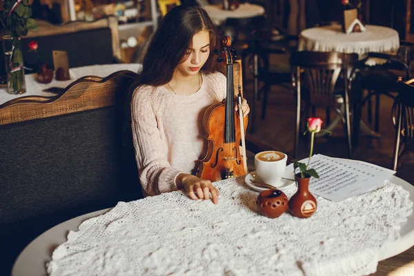 Menina com violino — Fotografia de Stock