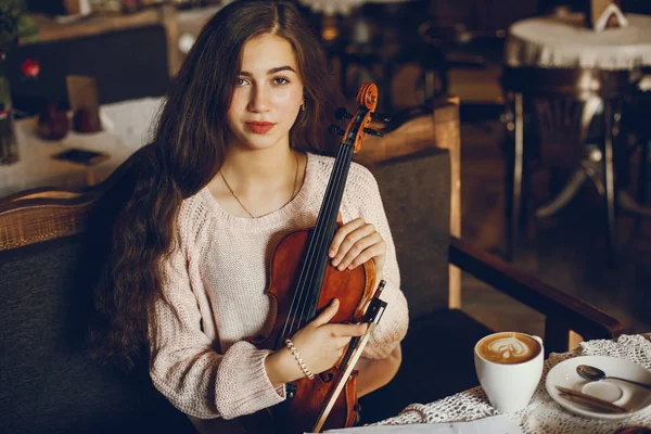 Menina com violino — Fotografia de Stock