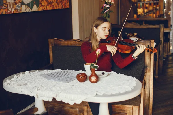 Menina com violino — Fotografia de Stock