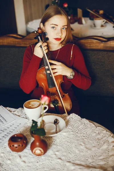 Menina com violino — Fotografia de Stock