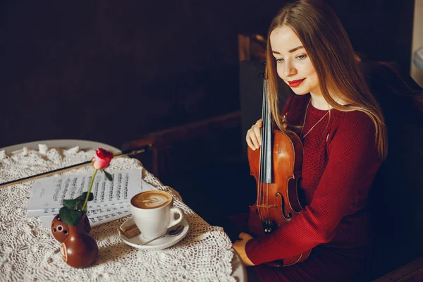 Menina com violino — Fotografia de Stock