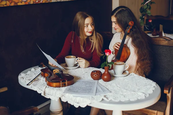 Chicas con violín —  Fotos de Stock