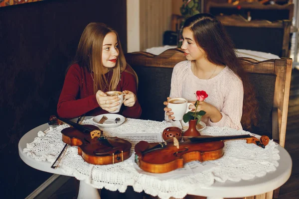 Ragazze con violino — Foto Stock