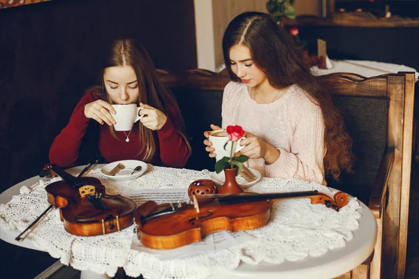 Meninas com violino — Fotografia de Stock