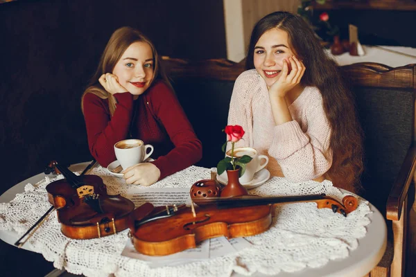 Κορίτσια με βιολί — Φωτογραφία Αρχείου