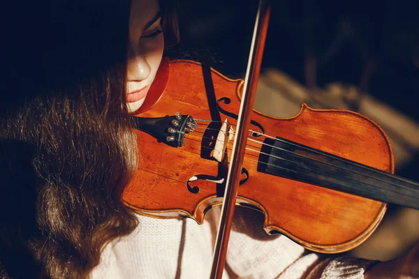 Menina com violino — Fotografia de Stock