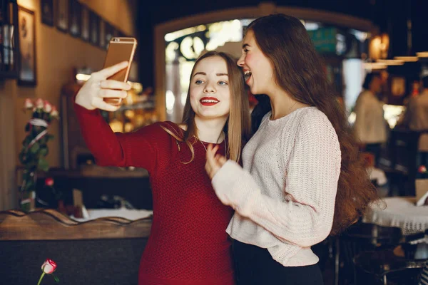 Meninas com telefone — Fotografia de Stock